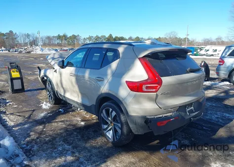 2025 Volvo Xc40 B5 Plus Dark Theme z USA, uszkodzony, nr VIN YV4L12UC5S2455442